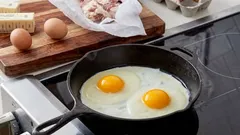 Waarom je een koude pan nodig hebt om perfecte roerei te maken: een techniek die je ochtenden zal veranderen