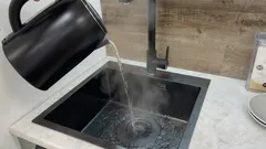 Waarom je geen kokend water in de gootsteen mag gieten: de meest voorkomende fout die je duizenden euro's kan kosten.